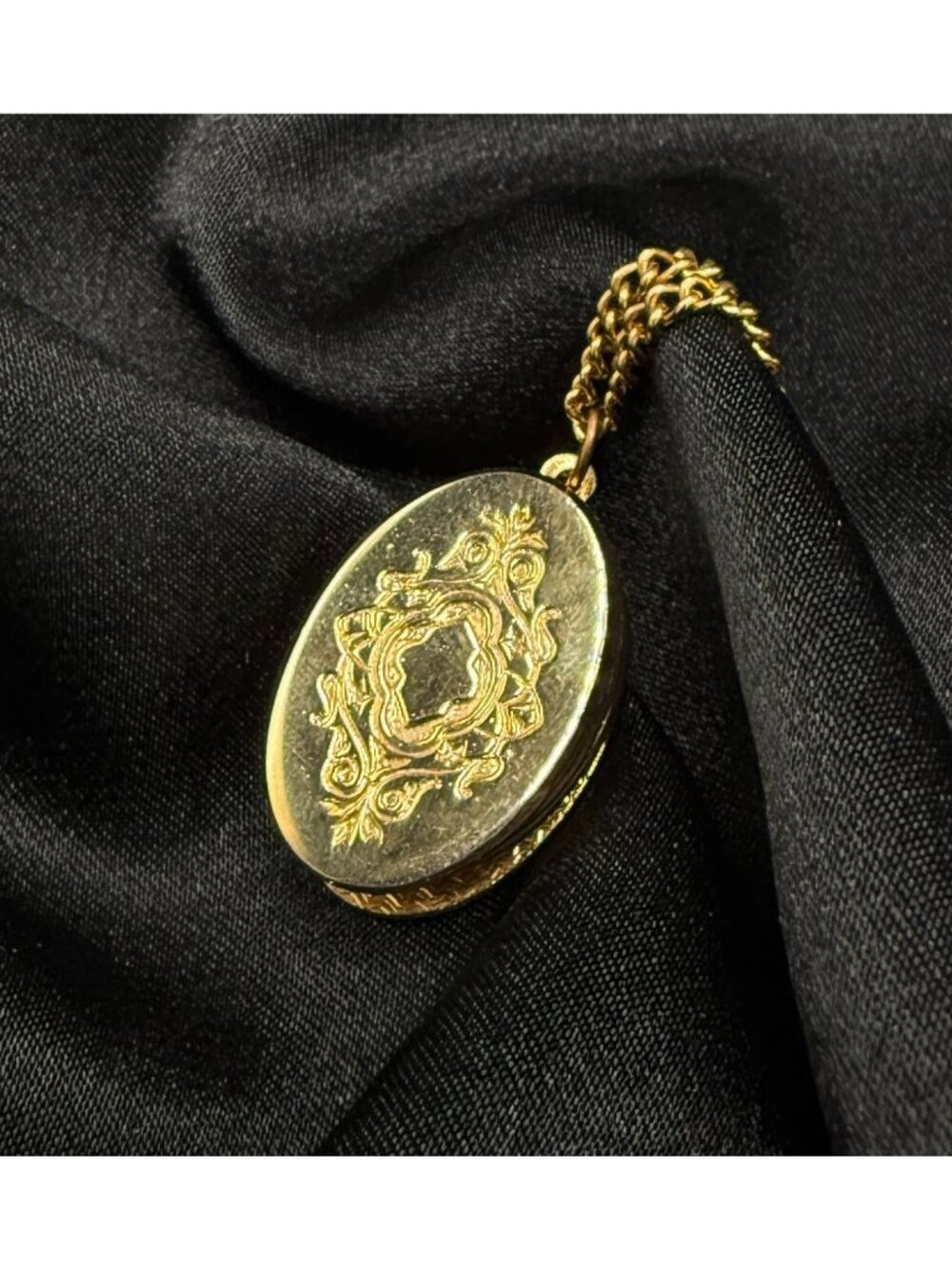 Vintage Late 20th Century Gold-Tone Oval Locket Necklace